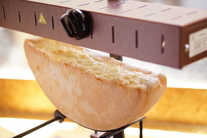 ラクレットチーズをアツアツに熱して溶かす。