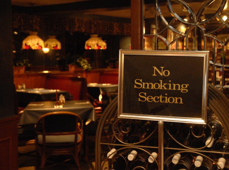 分煙しているレストランの写真