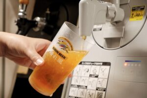 ビールを注いでいるところの画像